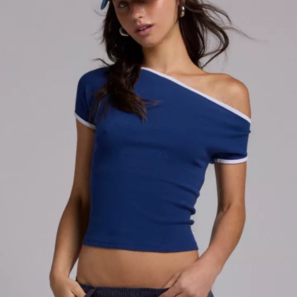 Off the shoulder tee.